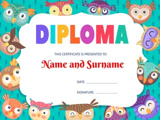 Fototapeta premium Kids diploma with funny owls and owlets vector template. Educational school or kindergarten certificate with cute birds characters, graduation or achievement award frame for children, cartoon design