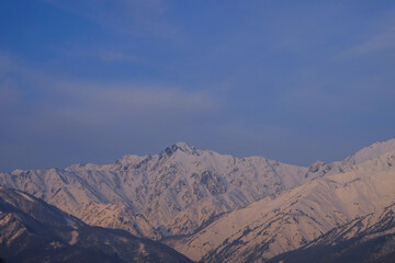 霞む山