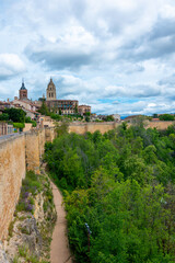 Fototapeta na wymiar Catedral de Segovia desde un camino cerca de la muralla