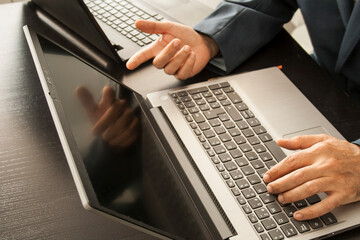 Negocios online: computadora y manos. Trabajando