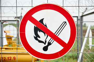 Sign prohibiting the use of fire on the grate of the gas pipeline