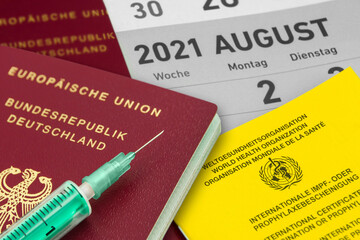 Deutscher Reisepass mit Kalender August 2021 und Impfpass mit Spritze - obrazy, fototapety, plakaty