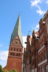 Fototapeta na wymiar Fassaden in Lüneburg mit Kirche am Platz im Sande