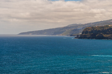 Fototapeta premium Costa con montaña y nubes en la isla de Tenerife