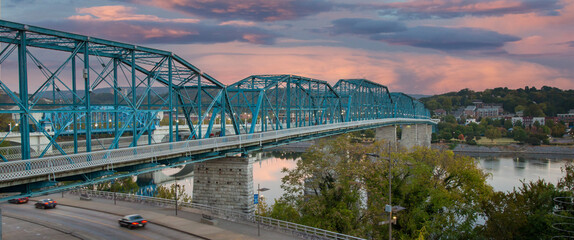Obraz premium The Walnut street bridge, built in 1890, it was the first to connect Chattanooga, Tennessee's downtown with the North Shore.