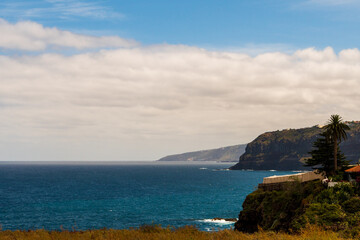 Costa con montaña y nubes en la isla de Tenerife