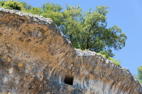 Ouverture creus&eacute;e dans la falaise aux Eyzies de Tayac, France