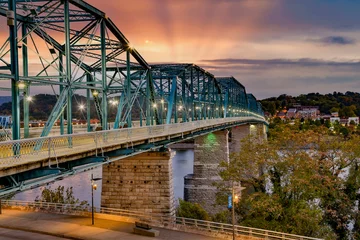 Fototapeten The Walnut street bridge at sunset, built in 1890, it was the first to connect Chattanooga, Tennessee's downtown with the North Shore. © Bob