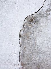 Une craquelure sur un mur en ciment
