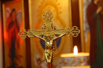 Cirio Pascual encendido el sábado de gloria como símbolo de la luz que brilla en el domingo de resurrección. - obrazy, fototapety, plakaty