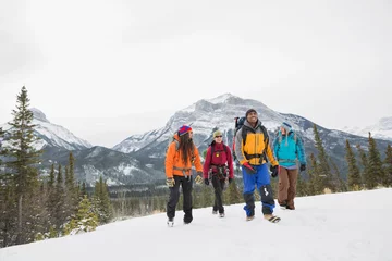 Fotobehang Wintersport Groep vrienden op winterwandeling in de bergen
