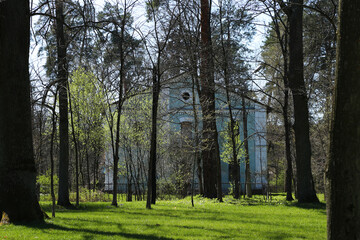 Obraz premium Vintage building behind the trees in the park