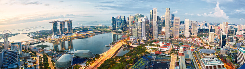 Fototapeta na wymiar Singapore skyline panorama at sunrise, financial district and Marina Bay