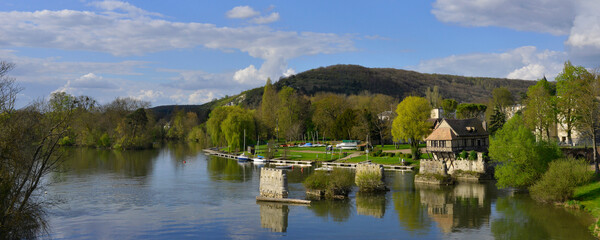 Panoramique du vieux moulin à eau sur la Seine à Vernon (27200), département de l'Eure en région Normandie, France © didier salou