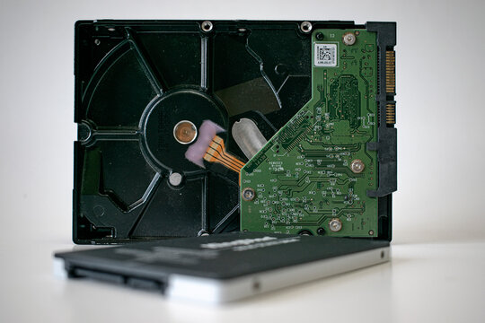 Hdd e SSD, Hard disk drive e solid state drive lado a lado em foco com detalhes