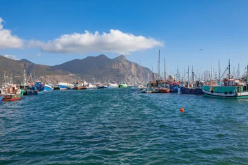 Foto op Plexiglas panaramic view on Hout Bay, the southern Harbor of Cape Town, with characteristic table cloth clouds rolling over the mountains,South Africa, landscape  © Uwe