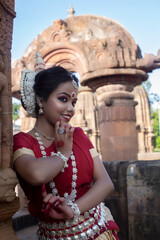 Obraz premium Portrait of beautiful indian girl. Young hindu woman model kundan jewelry . Traditional costume. indian cultural dance odissi