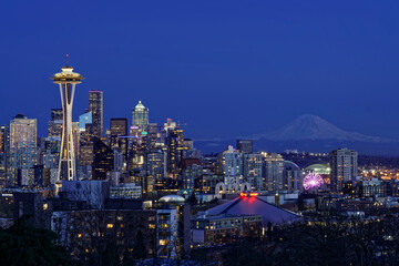 Fototapeta na wymiar Skyline of Seattle at Night