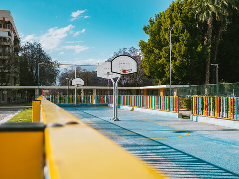 Pistas de baloncesto coloridas-color arcoiris ubicadas en abenarabi, Murcia, espa&ntilde;a. Pistas deportivas Murcia. Pistas Abenarabi, Murcia. Pistas Avenida de Europa.