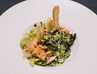 Un exquisito tartar de salmon y salsa de aguacate en un restaurante europeo