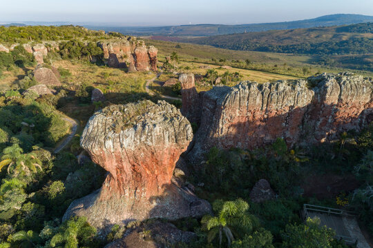 Arenitos avermelhados da forma&ccedil;&atilde;o Vila Velha no Parque Estadual de Vila Velha. Posta Grassa. 