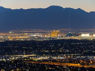 Zelfklevend Fotobehang High angle view of the Vegas cityscape from Henderson View Pass © Kit Leong