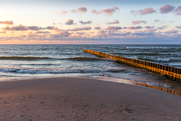Morze bałtyckie Zachód słóńca plaża falochron