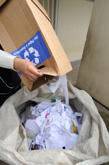 separação por tipos de lixo ou descarte é a primeira etapa para uma reciclagem eficiente e...