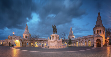 Fototapeta premium Panoramic view on the famous Fisherman's Bastion at night
