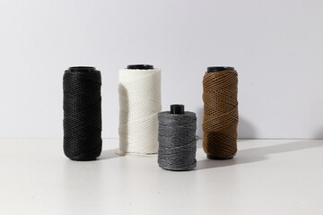 carretes de hilos de distinto color