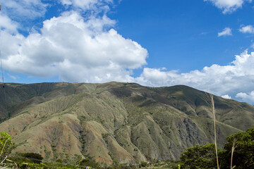Montañas y cielo azul en la naturaleza