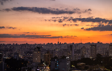 Fototapeta na wymiar Lindo por do Sol na grande cidade. Final de tarde em São Paulo. 