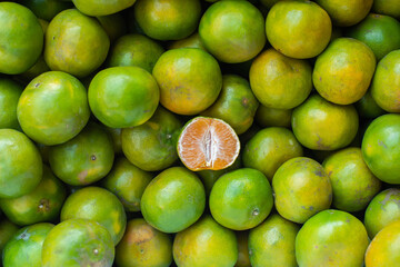 Oranges come in lots of green and yellow.