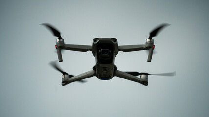 Dron de cuatro motores volando en posición estática