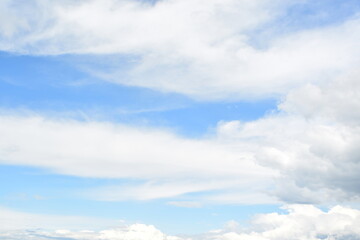 Naklejka na ściany i meble Sonniger Tag im Frühling, Wolken als Hintergrund