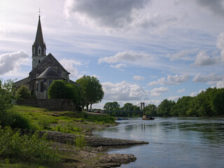 Obraz premium Église en bord de Loire 