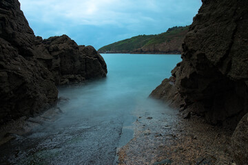 Mer et rochers en pose longue au matin