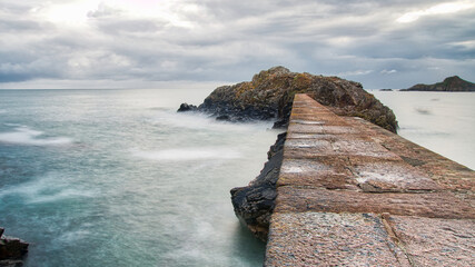 Digue de la plage de port Morguer en bretagne