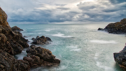 Mer et rochers en pose longue au matin