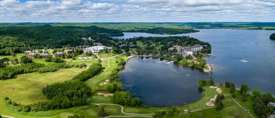 Fototapeta premium An aerial view of Deerhurst Inn and Conference Centre.