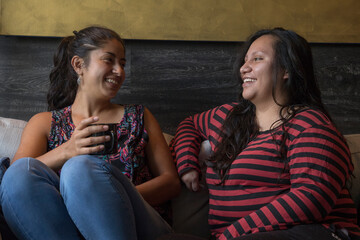Chicas latinas platicando, diversidad de genero, diversión entre amigas
