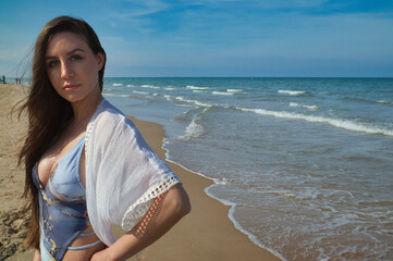 chica en la playa paseando