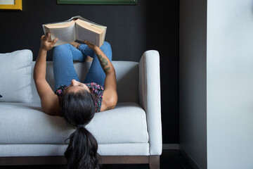 Mujer latina leyendo un libro