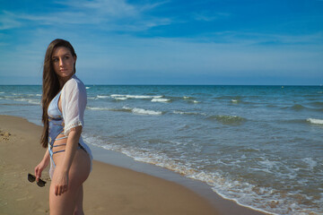 chica en la playa paseando