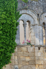 Fototapeta na wymiar stone wall with flowers in window