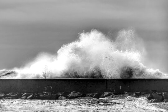 Giant waves breaking on the breakwater and the lighthouse © SoniaBonet