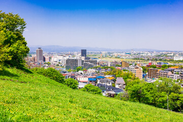 Obraz premium 青空が広がる郊外の住宅地