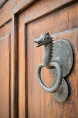 Puerta de madera con pieza oxidada en forma de dragon en Antigua Guatemala.