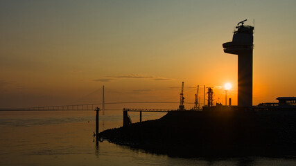 Port d'Honfleur et pont de Normandie au lever du soleil, &agrave; l'heure dor&eacute;e