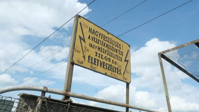 Dangerous high voltage sign in Hungarian.